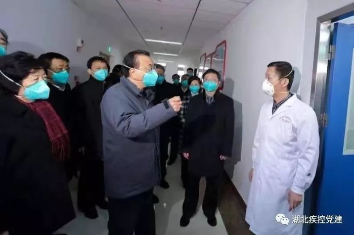 1月27日，在湖北省疾控中心卫生检验检测研究所，所长江永忠向李克强总理汇报新型冠状病毒分离最新进展情况。&nbsp;图片来源/湖北疾控党建