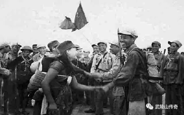 ▲四野官兵和琼崖纵队指战员们会师