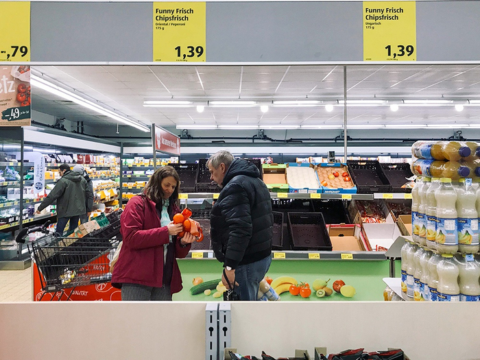  2月28日，德国诺伊斯，超市里的水果和蔬菜几乎被抢购一空。（摄影：仲争舸）