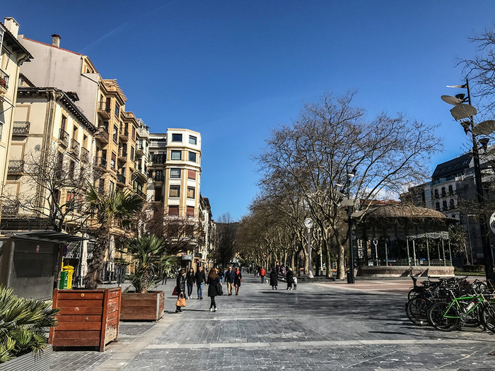 3月14日，西班牙巴斯克地区圣塞巴斯蒂安Zumardia大道，在西班牙采取“封城”措施前的最后一个周末，这条毗邻老城区的大道不再有往日的热闹景象，明显冷清了许多。（摄影：谢春晖）