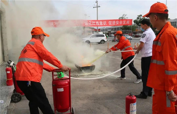 　　▲ 民勤公路段组织职工进行消防安全和地震应急逃生知识培训及演练。（金芳）