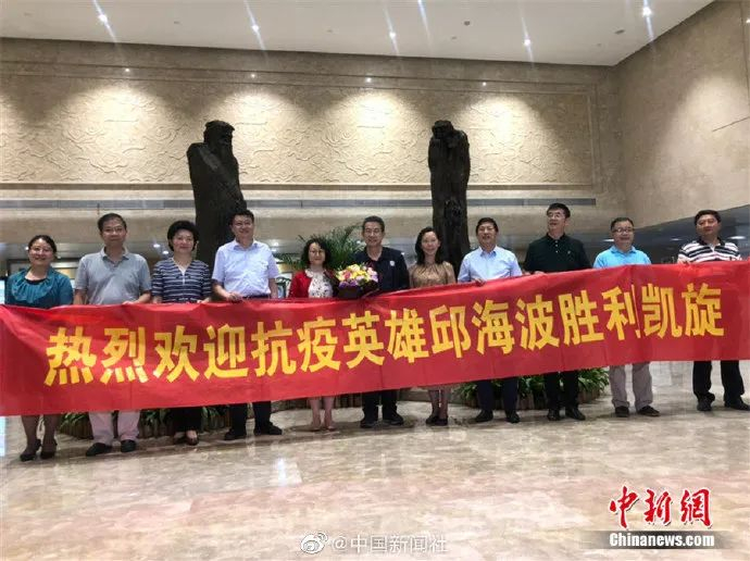 邱海波回家当天的迎队伍。