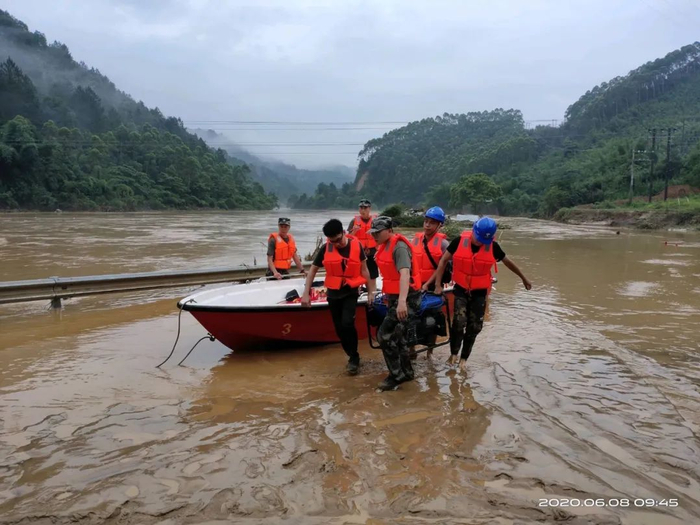 ▲冲锋舟托运移动油机