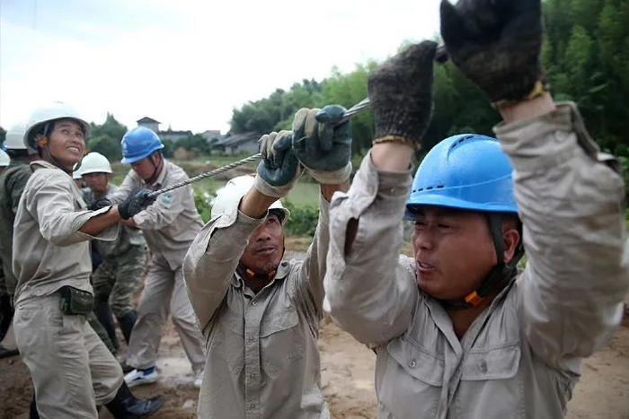 ▲蒲城县供电公司抢修人员修复倒杆断线故障