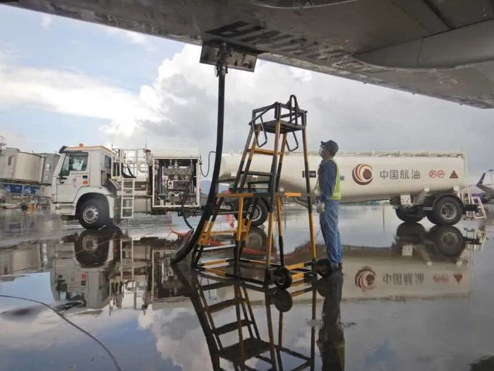 ▲加油员为揭阳机场机坪的等候航班实施加油