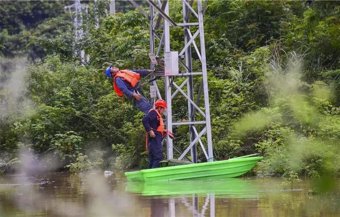 ▲6月6日，南方电网广西河池罗城供电局立即对受灾线路进行隔离
