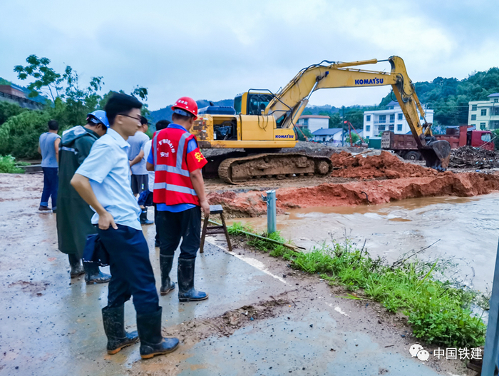 ▲组织挖掘机、装载机等设备在工地沿线疏通沟渠、管道，减少洪水对农田的损坏