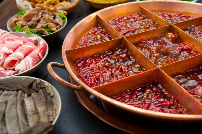 ▲ 在易中天看来，“火锅热，表示‘亲热’；