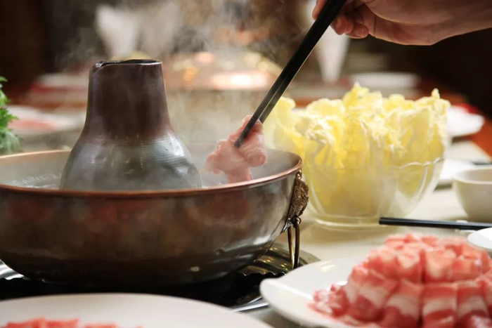 ▲ 火锅最为方便，各种食材准备得当后，只需在沸腾的汤底内涮食即可。