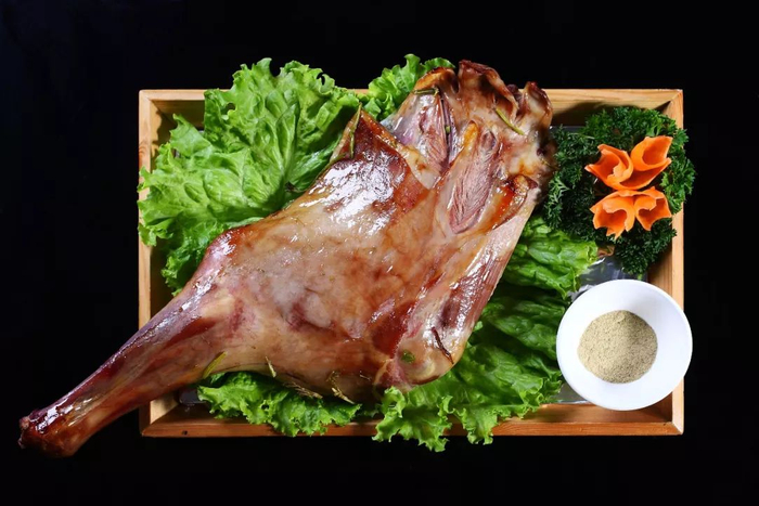 ▲ 新疆土火锅内，肉是关键食材，图为羊腿肉。
