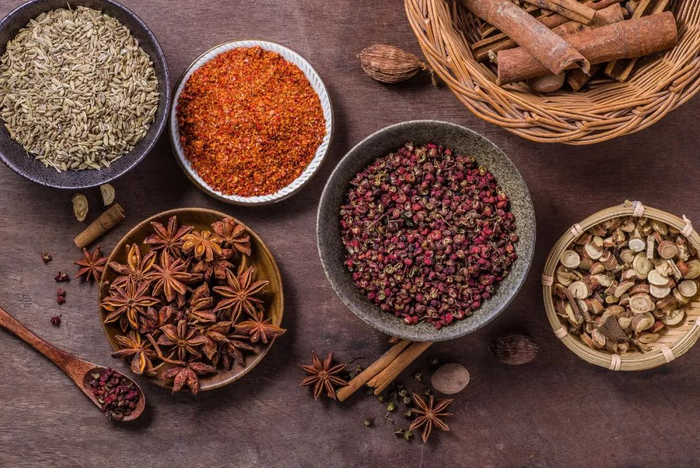 ▲ 以大料提香，是成都火锅与重庆火锅的不同之一。