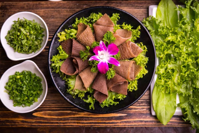 ▲ 毛肚等码头菜，是重庆火锅的标配。