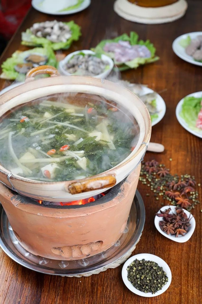 ▲ 打指涮的动作，因置炉于人的旁边，将食物边涮边吃，所有叫打边炉。