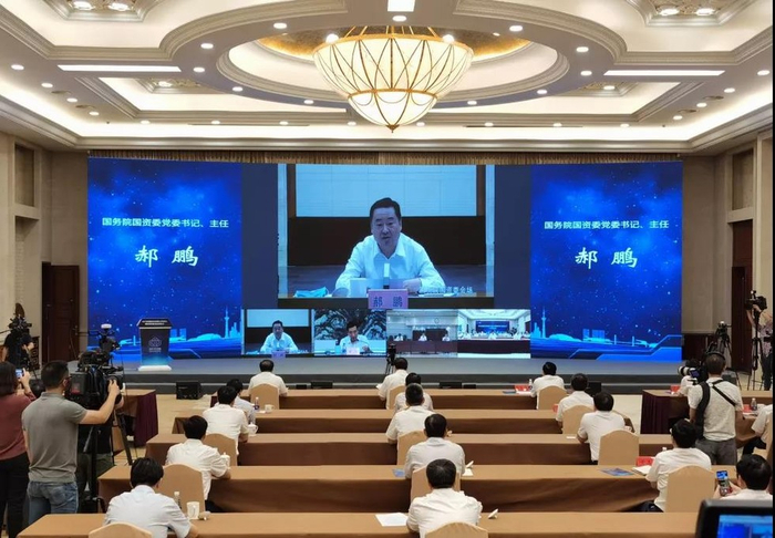 ▲国务院国资委党委书记、主任郝鹏讲话，并宣布中汽创智科技有限公司基地项目启动。 