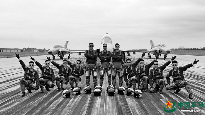 歼击机飞行学员的别样毕业照。宋航天摄