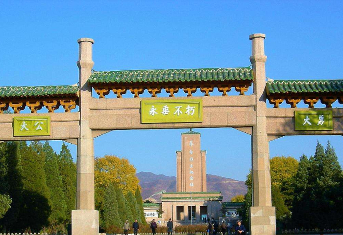 察哈尔烈士陵园牌坊建筑。