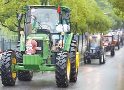 华中农业大学工学院现代农业装备巡游现场。刘 涛摄