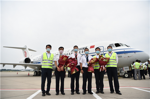 飞行总队ARJ大队领导与机组成员合影（右二为王跃）