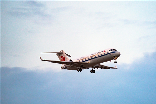 国航客舱服务部：期待与国产客机相伴蓝天