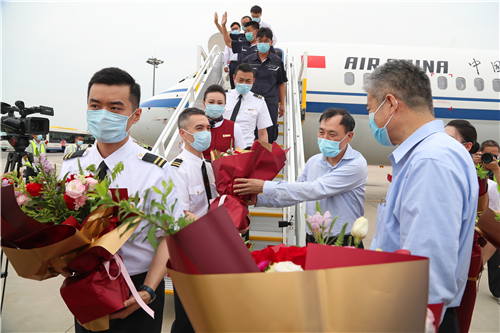 作为接机组成员，刘翔（左）走下舷梯