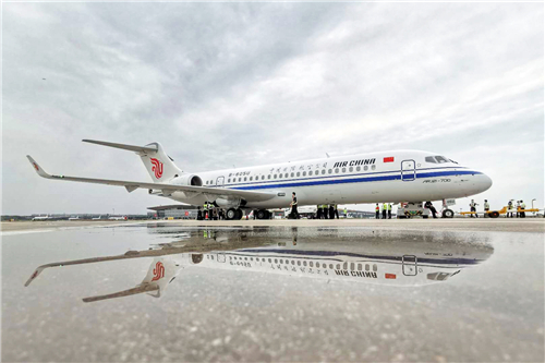 ARJ21是中国第一款自主研制的新型涡扇支线客机，水中倒影也美美哒。