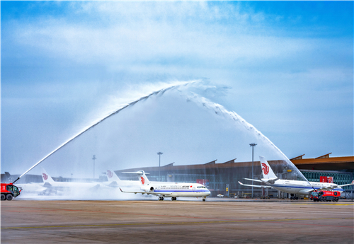 水门接风洗尘，欢迎ARJ21-700正式入列国航编队。