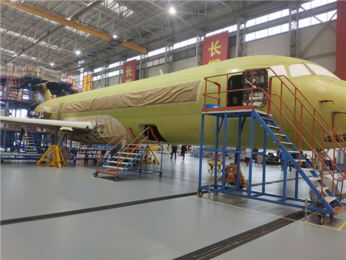 未喷涂的ARJ21-700飞机