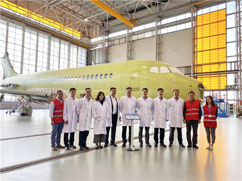 监造国航首架ARJ21-700飞机时的合影（疫情前拍摄）