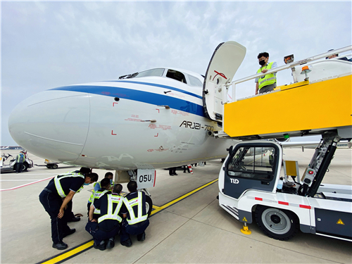老听说，没见过，大家好好瞅瞅，以后要并肩作战了。