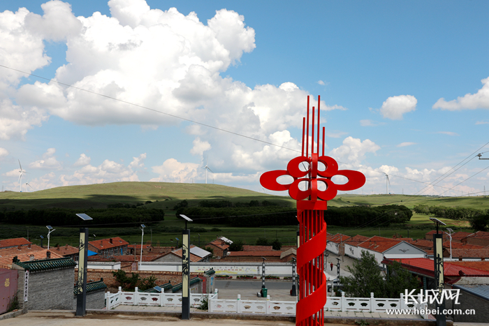 　　通过就地整治，张北县台路沟乡水泉村焕然一新，每天下午，都有村民们来小广场上活动。记者　袁立朋　摄