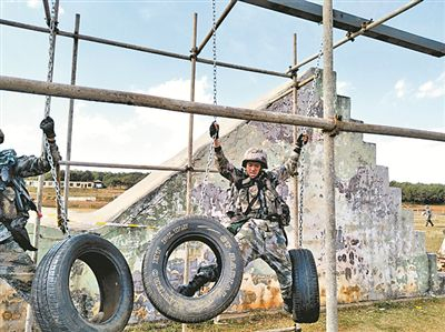 “洛阳英雄连”连长李大国正在通过障碍。张校尉 摄