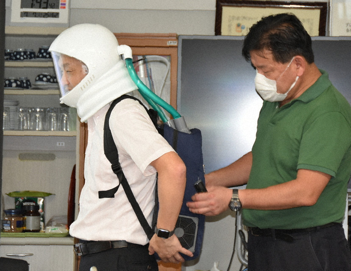 群马大学教授桥本诚司（左）和藤井雄作展示新口罩（每日新闻）