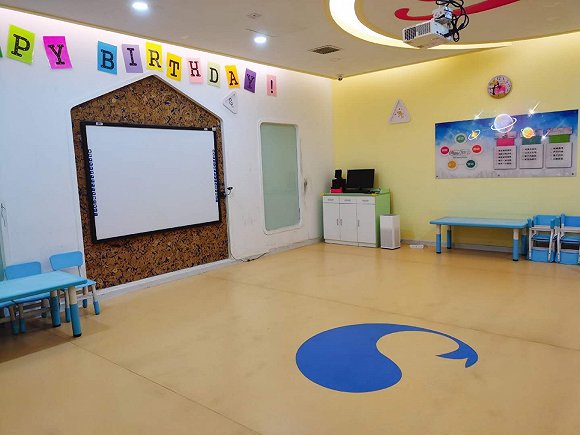 金昊开设的少儿培训机构。活动室墙面上还保留着课前举办生日聚会的装饰。 图片来源：查沁君拍摄