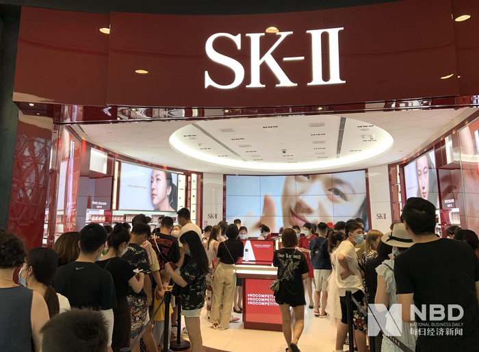 SK-Ⅱ店面内顾客排队买单  