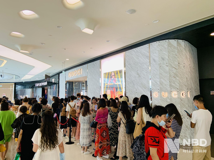 GUCCI（古驰）进店限流，顾客排队等候 