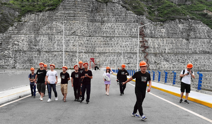 考察团行走在大坝上