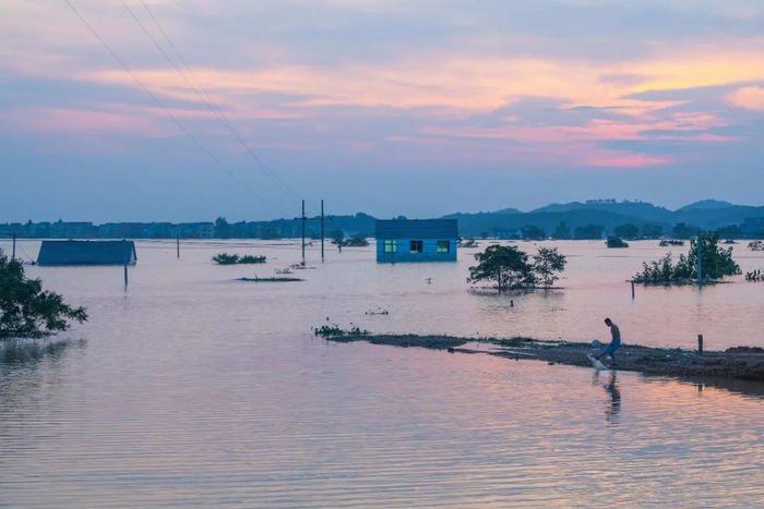  ▲ 2020年7月14日，江西九江，鄱阳县邹家村仍浸泡在洪水中。图/人民视觉
