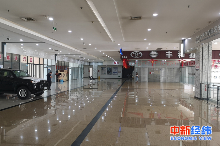 展厅内已有不少车商退租 受访者供图