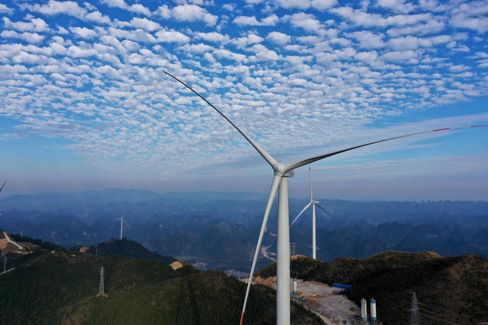 　　“东上白云岭，云涌成浪滔声起；夜临风电顶，迢迢千里见明星。”融安县区域印象名片——东起乡白云岭风电场。（融安县纪委监委　谭凯兴摄）