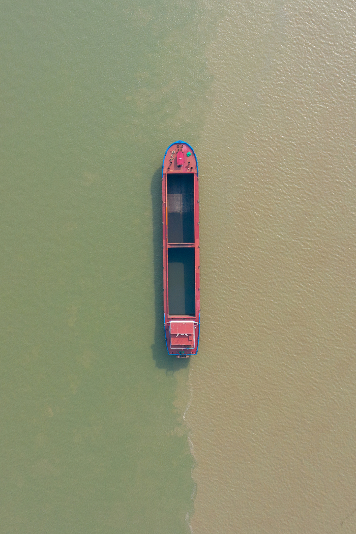  ▲ 2020年7月14日，江湖交汇，“泾渭分明”（左为长江，右为鄱阳湖）。图片/视觉中国