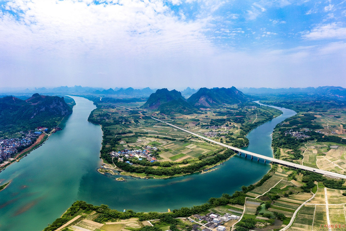 　　柳城县凤山镇地处三江交汇之处，柳江、融江、龙江在此合为一体，登高远眺，只见江水好似一条碧绿的绸带，飘洒在青山峦峰之间，沿河两岸风光旖旎，景色秀美,如诗如画。（柳城县纪委监委供图 郭志生摄）