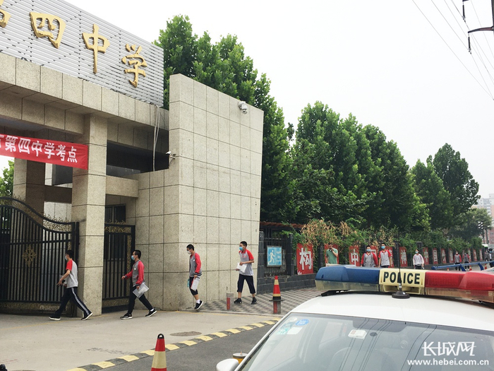 衡水市第四中学考点处，考生迈着坚定地步伐奔赴考场。实习记者卢婉凤 摄