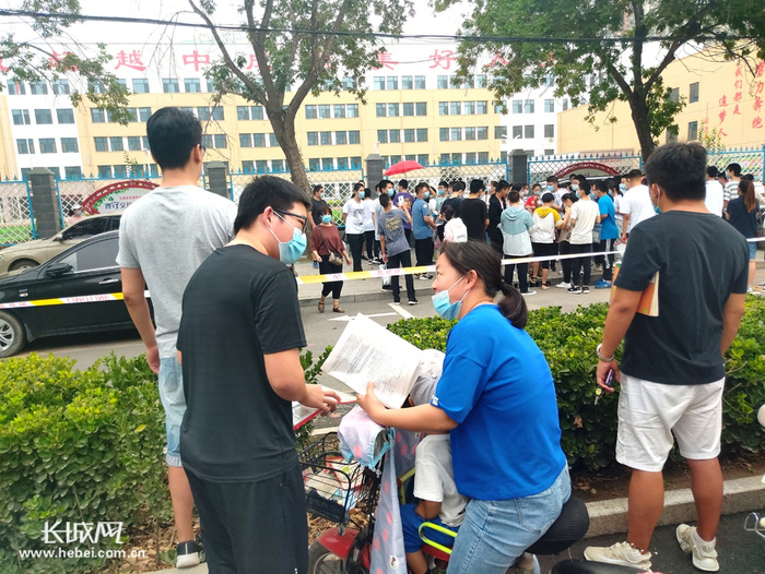 “加油，你是最棒的！”记者张千 摄