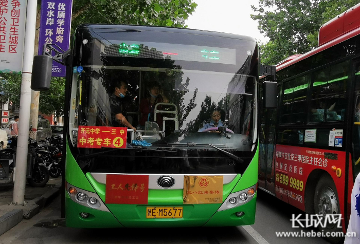 考生统一乘坐中考专车到达考点。 魏亚慧 摄