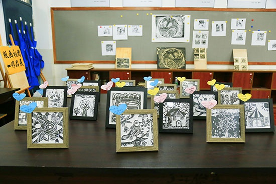 五一小学学生的版画作品展览。 韦豹/摄