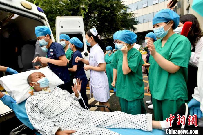 因长期卧床下肢萎缩无力，崔志强目前还无法自主行走。 张畅 摄