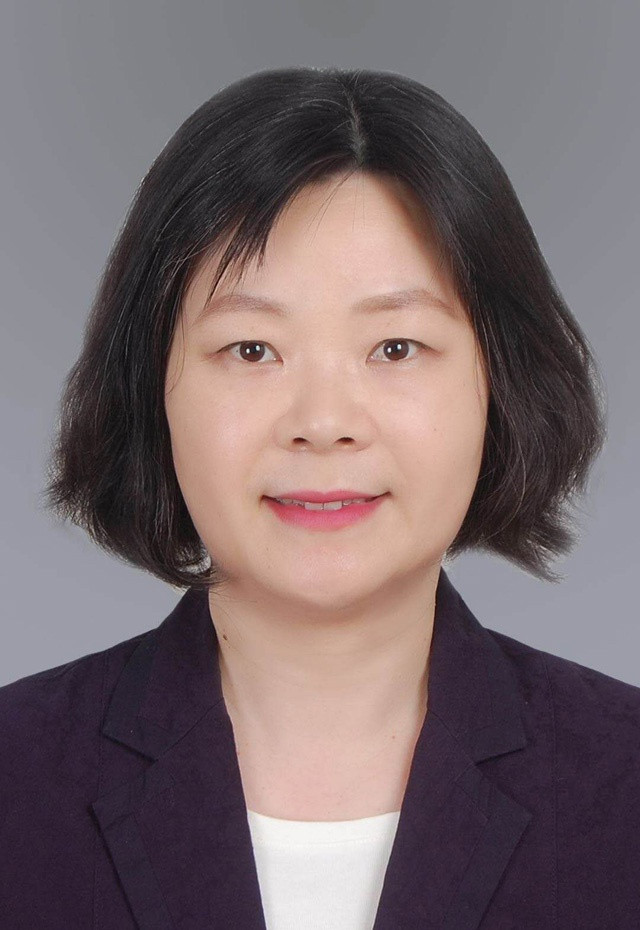 袁芳 华东师范大学第一附属中学副校长，物理正高级特级教师