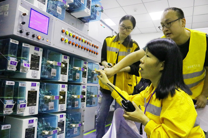 “劳模”（黄红）带头奋战一线。张增宽 摄