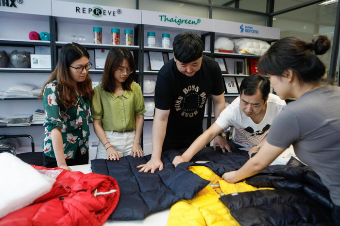 王总与年轻团队在讨论产品