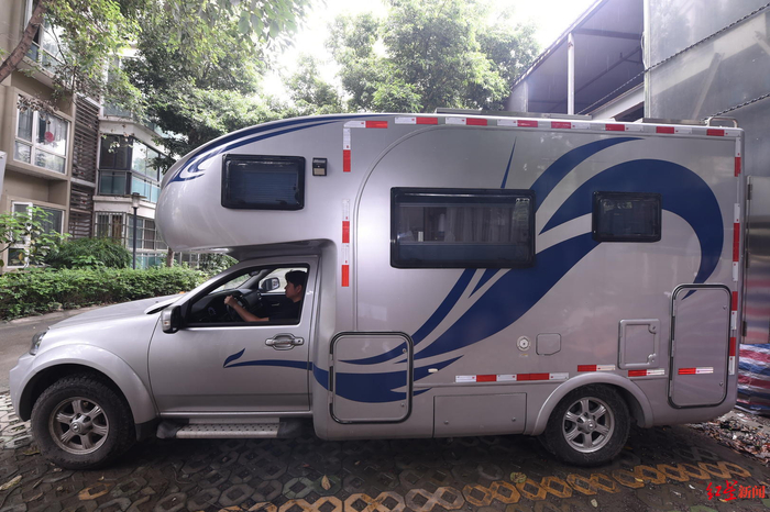 一家三口住的房车
